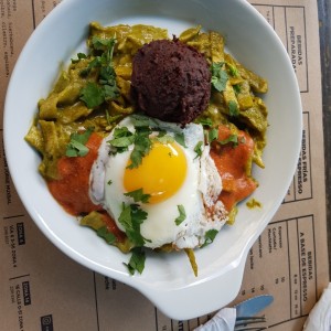 Chilaquiles con salsa roja y verde