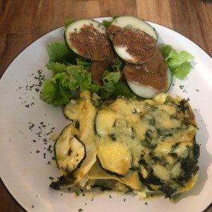 menu del dia! lasanga de espinaca y ensalada con aderezo delicioso de la casa!