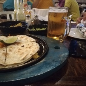 gringa de cerdo al pastor y tarro de cerveza de barril modelo 