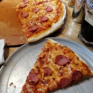 Pizza de salchicha polaca