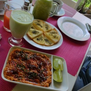 Hummus, jugó verde, jugo de zanahoria, yogurtshake del Cheff de aguacate.