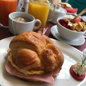 Croissant con jamon y huevo