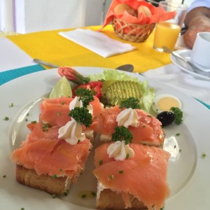 Tostada con queso crema y salmon