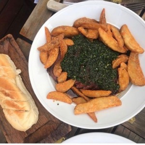 Lomito cortado y papas fritas