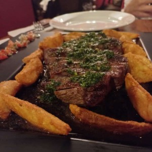 Lomito cortado y papas fritas