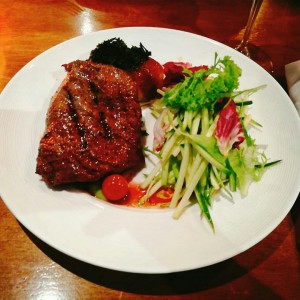 La Maru con Camote Flameado y Ensalada de Zucchini