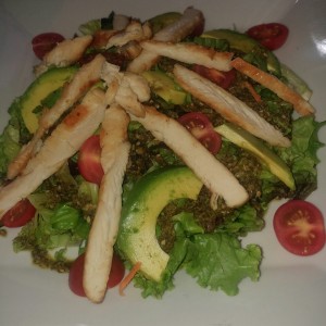 Ensalada de pollo aguacate y tomates cherry 