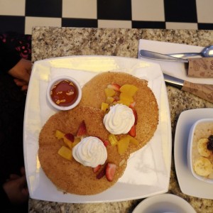 Panqueques con Fruta, Miel y Crema Batida