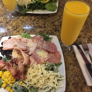 Ensaladas - Jamones y Quesos y Licuado de mango
