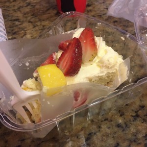 pastel fresas, mango y crema