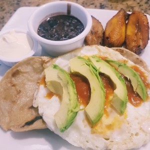 Huevos Estrellados, Quesos Fundidos y Aguacate