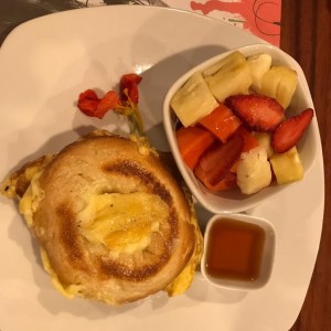 Bagel de tocino y huevo