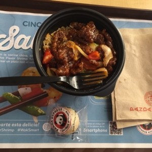 Bijing Beef, arroz frito y vegetales bowl