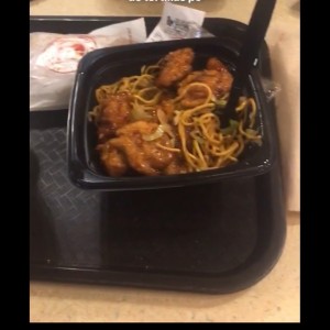 Orange Chicken con fideos 