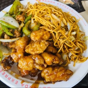 Plato Grande chow mein, orange chicken y black pep chicken