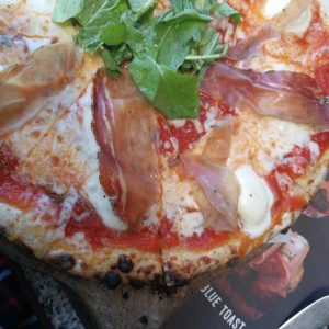 Pizza de jamon serrano y arugula