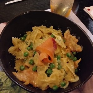Pasta Farfalia con Salmon