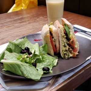 Sandwich de pollo al pesto