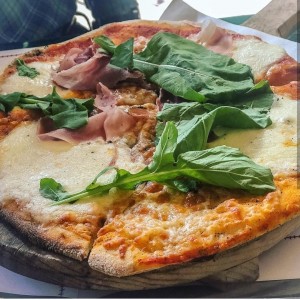 Pizza de mozarella con Prosciutto