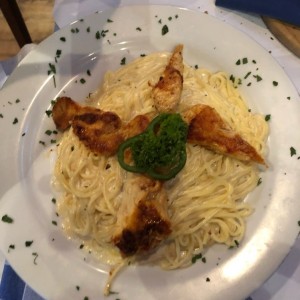 SPAGHETTI ALFREDO CON POLLO
