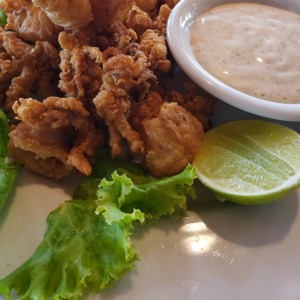 CALAMARI DORATI COCTEL DE CAMARONES