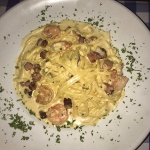 spaghetti alfredo con camarones