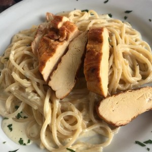 Spaghetti Alfredo de Pollo