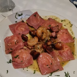 Ravioly relleno de queso y camarones