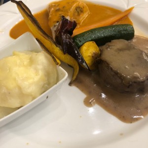 Carne y Pollo con pure y vegetales