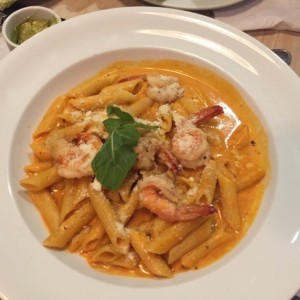 Penne a la vodka con camarones. 