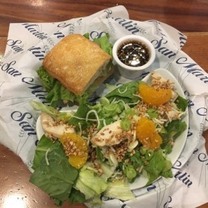 Sandwich Montecristo y ensalada oriental