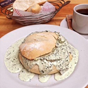 Huevos con Loroco Y Queso