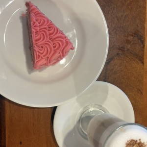 Pastel Rosa rosa de temporada y capuchino 