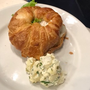 croissant de pollo con esalada de papa
