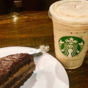 pastel de chocolate + ice latte