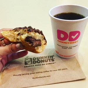 cafe y dona rellena