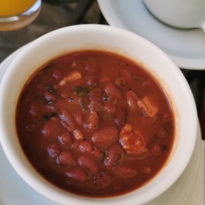 Frijoles rojos con carne picada  y finas hierbas 