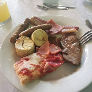 Tocino, chorizos, roast beef, pollo