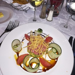 tarta de atun con aguacate y toronja en salsa Tai