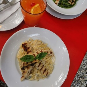 pasta Alfredo con pollo