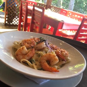 Pasta alfredo con camarones
