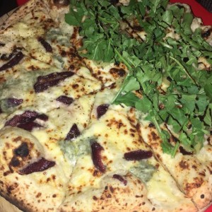 Pizaa mitad pera ciola y nitad modena