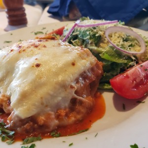 lasgna de carne y ensalada caesar