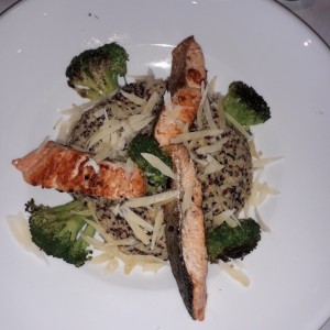 quinoa con salmon (viene con pesto)