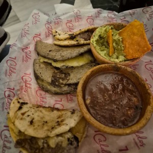 tortillas con queso chanclas y lomito