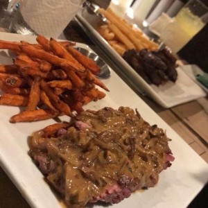 Lomito y papas de Camote