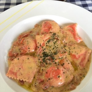 Ravioli in Salsa Rosa al Salmone