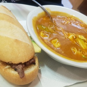 Sopa de tortilla y sandwich con arrachera
