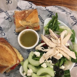 2 de 3 - Ensalada Griega y Sandwich Capresse