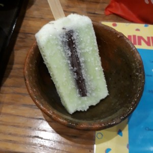 helado chocomenta con chocolate kitkat enmedio